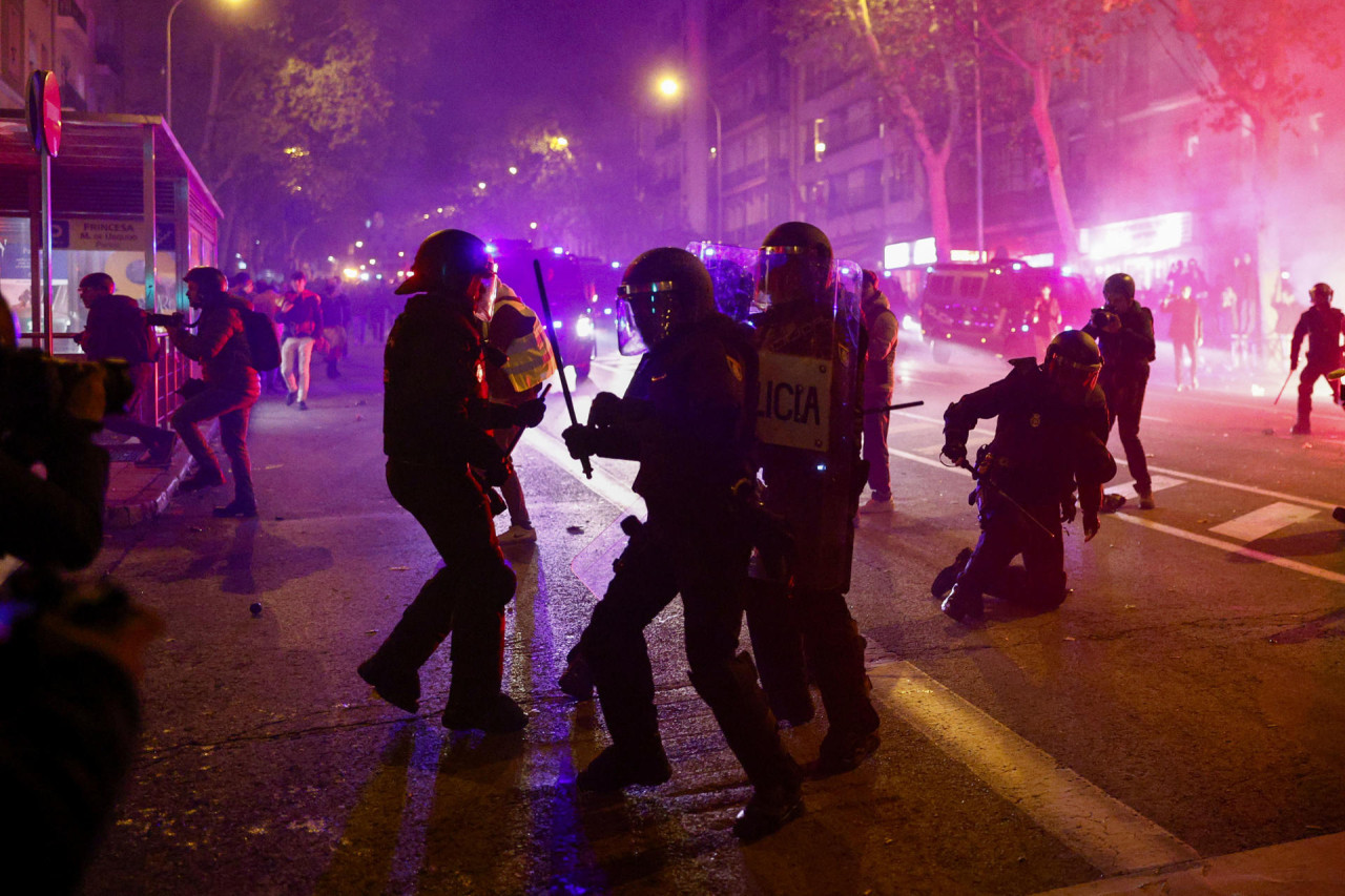 Protestas contra la ley de amnistía y el acuerdo político firmado con los independentistas en España. Foto: EFE.