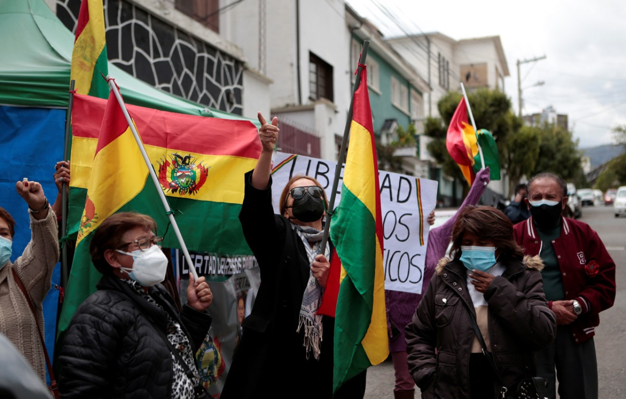 Familiares de las víctimas fallecidas en la crisis de 2019 en Bolivia. Foto: Reuters.