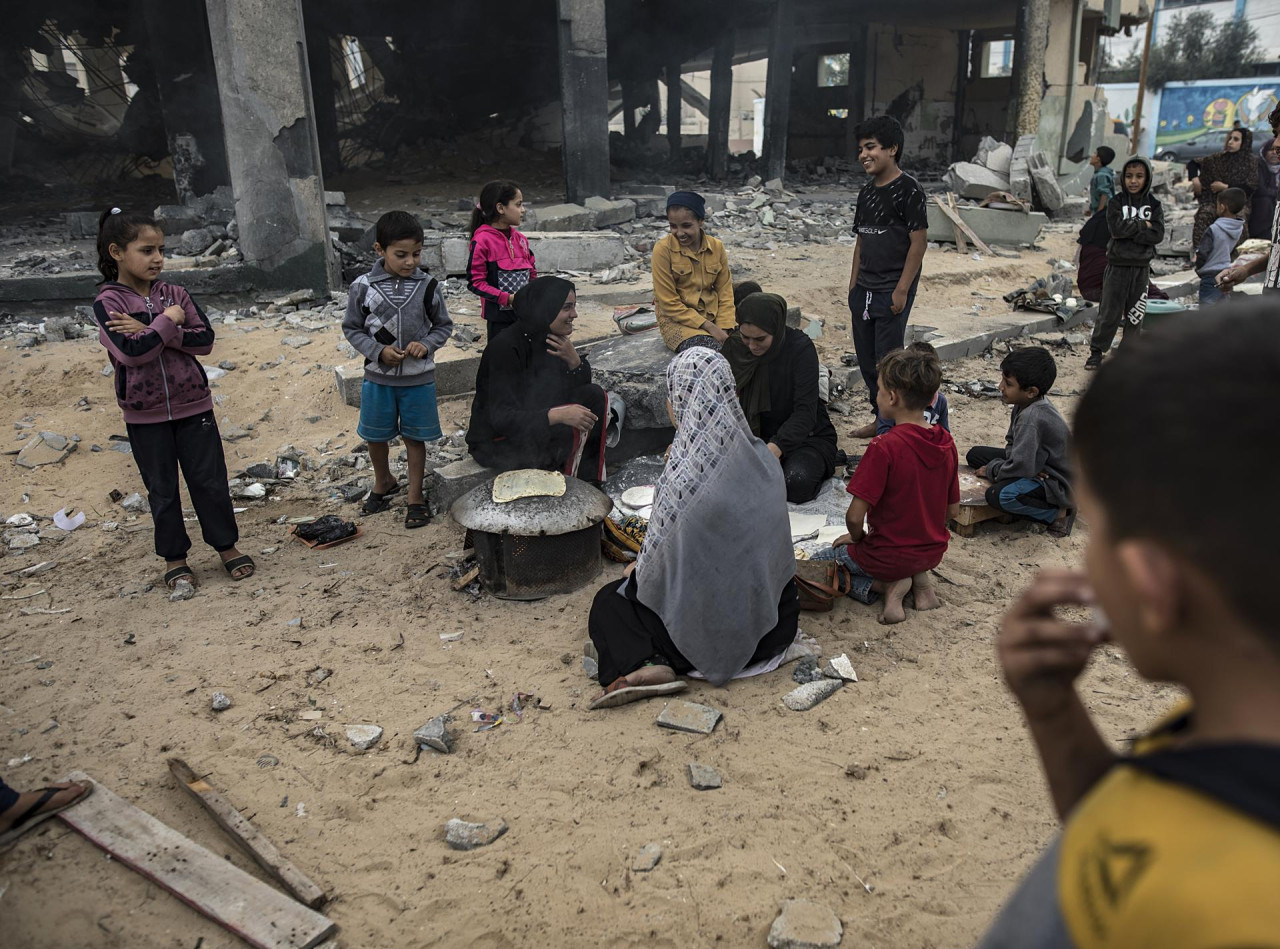 Palestinos gazatíes preparan pan en el campamento de refugiados de Khan Younis. Foto: EFE.