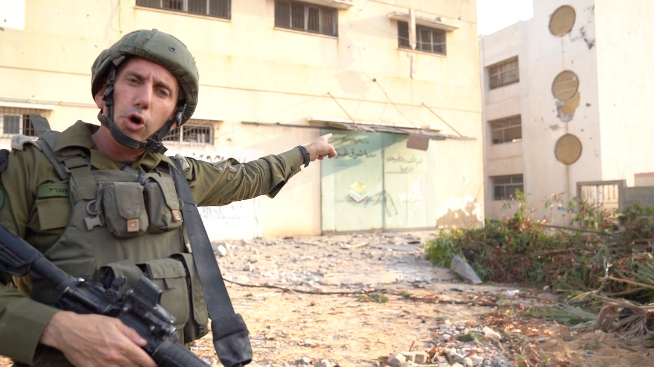 Daniel Hagari, portavoz del Ejército israelí mostrando túnel de Hamas. Foto: Reuters.