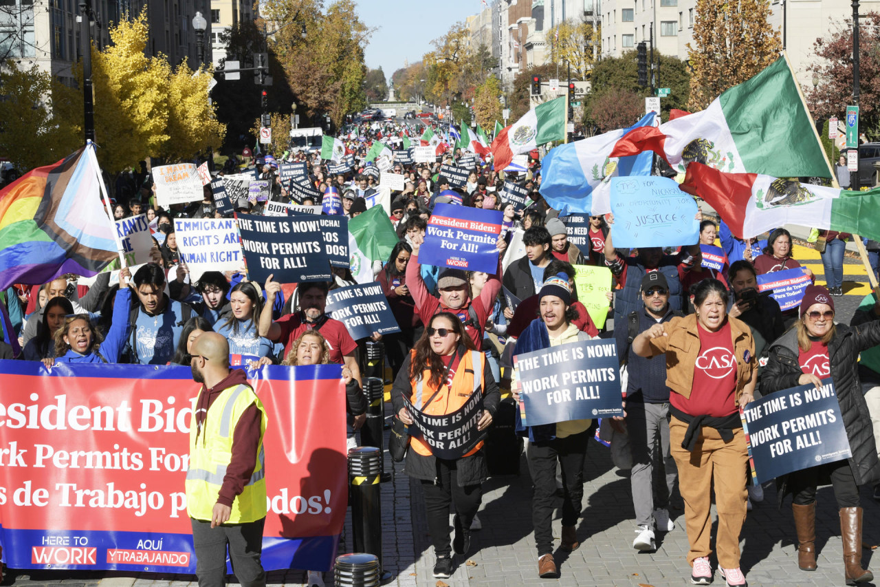 Cientos de inmigrantes y activistas marchan hacia la Casa Blanca. Foto EFE.