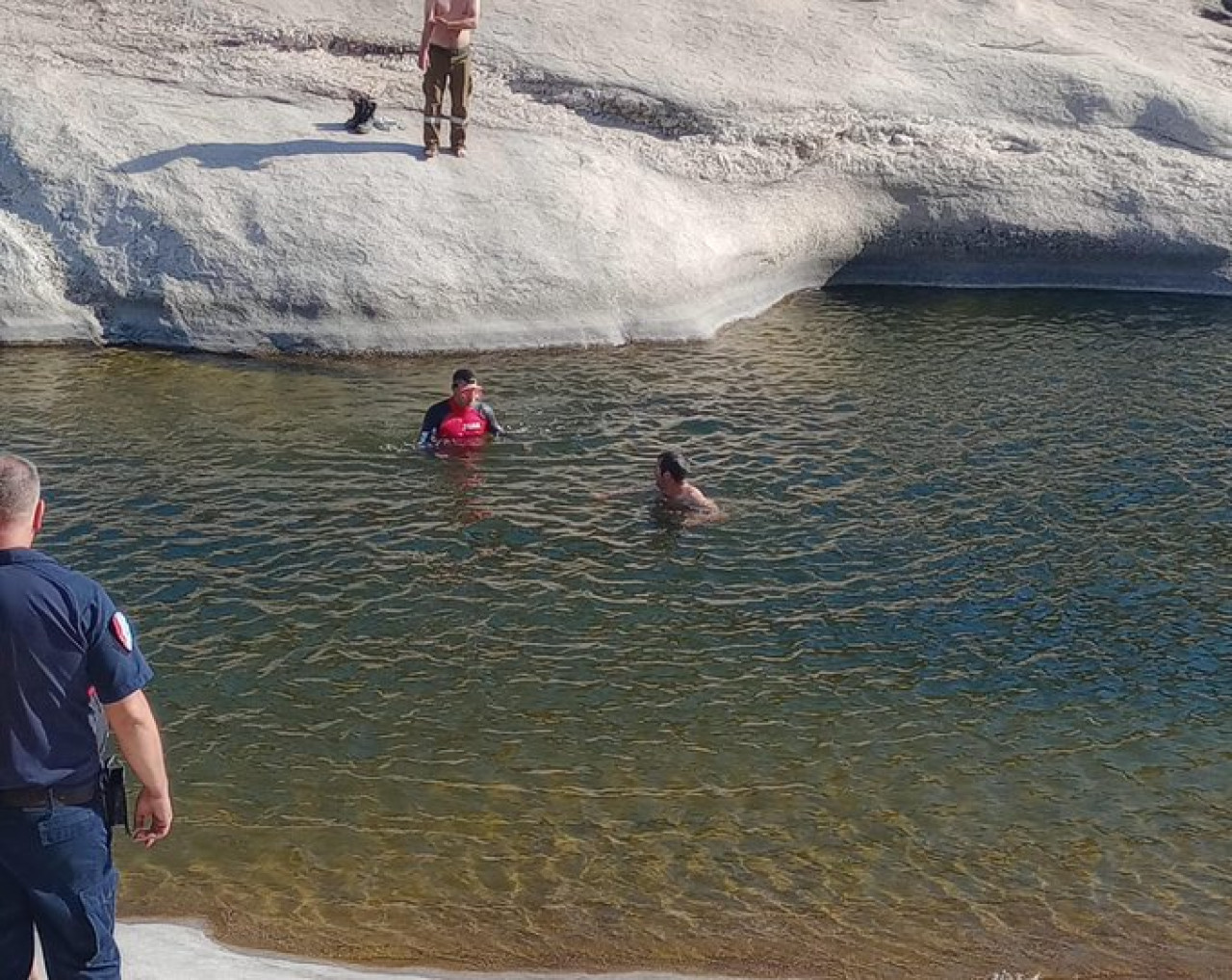 Socorristas en Balneario La Toma, Córdoba. Foto Twitter @leoguevara80.