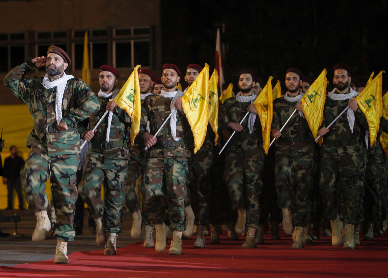 Miembros de Hezbollah marchan. Reuters