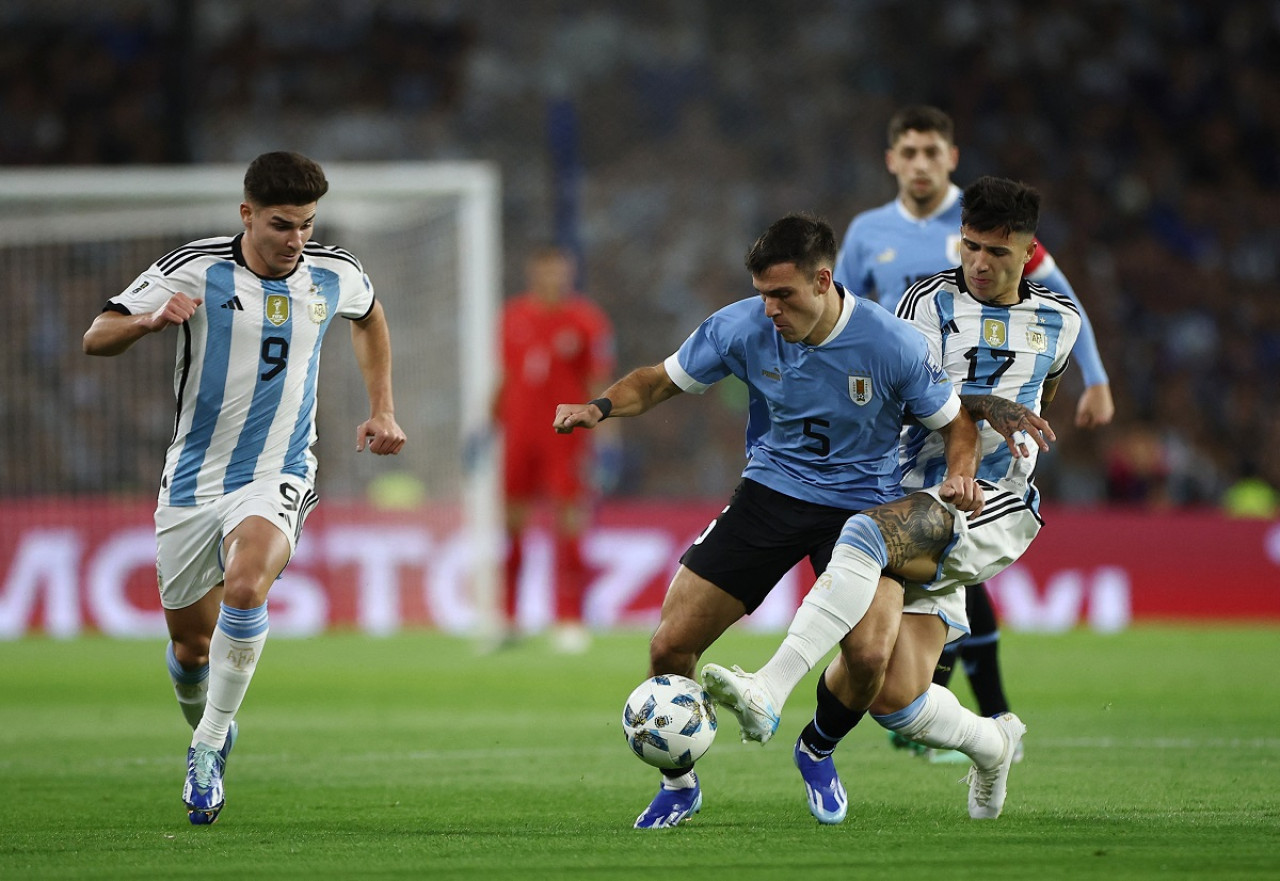 Enzo Fernández, Argentina vs. Uruguay, Eliminatorias. Foto: Reuters.