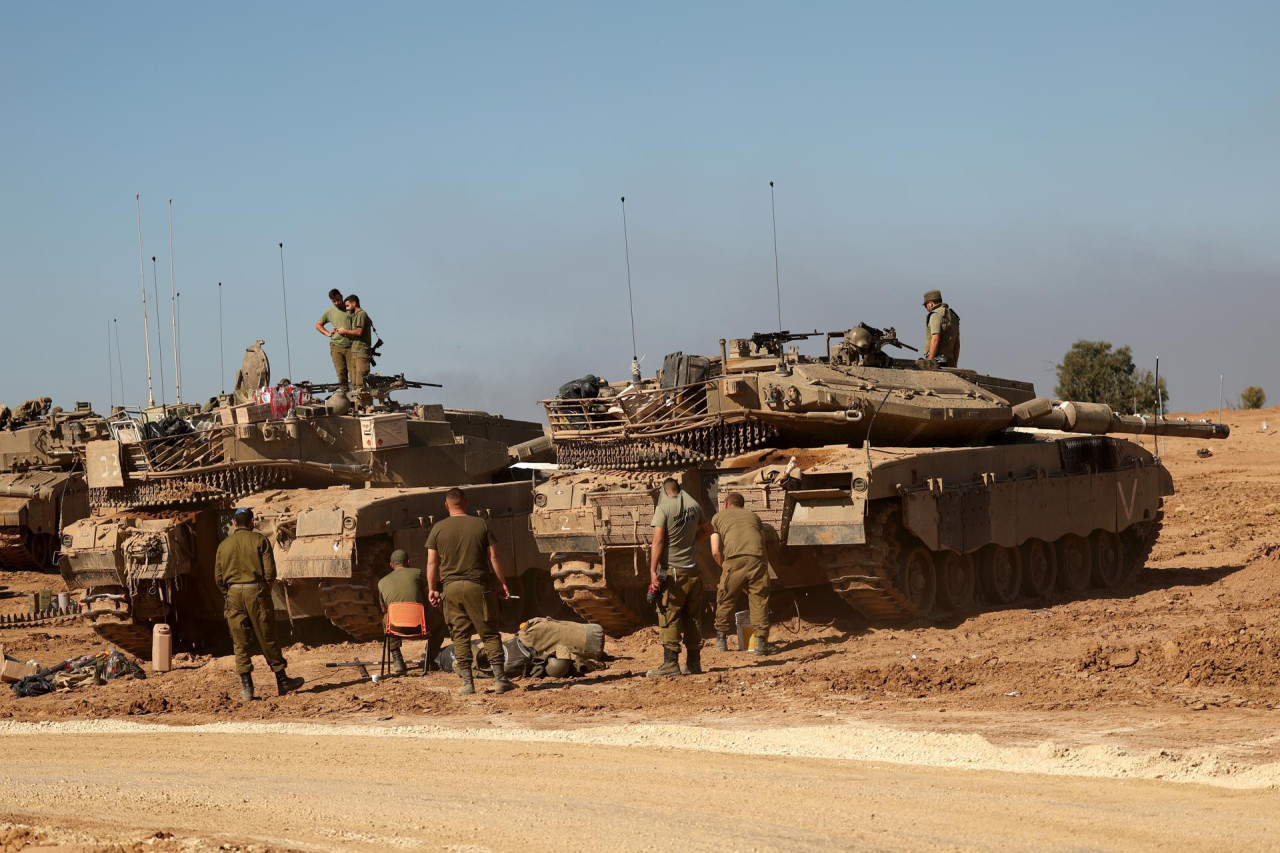 Tanques israelíes en la Franja de Gaza. Foto: EFE.