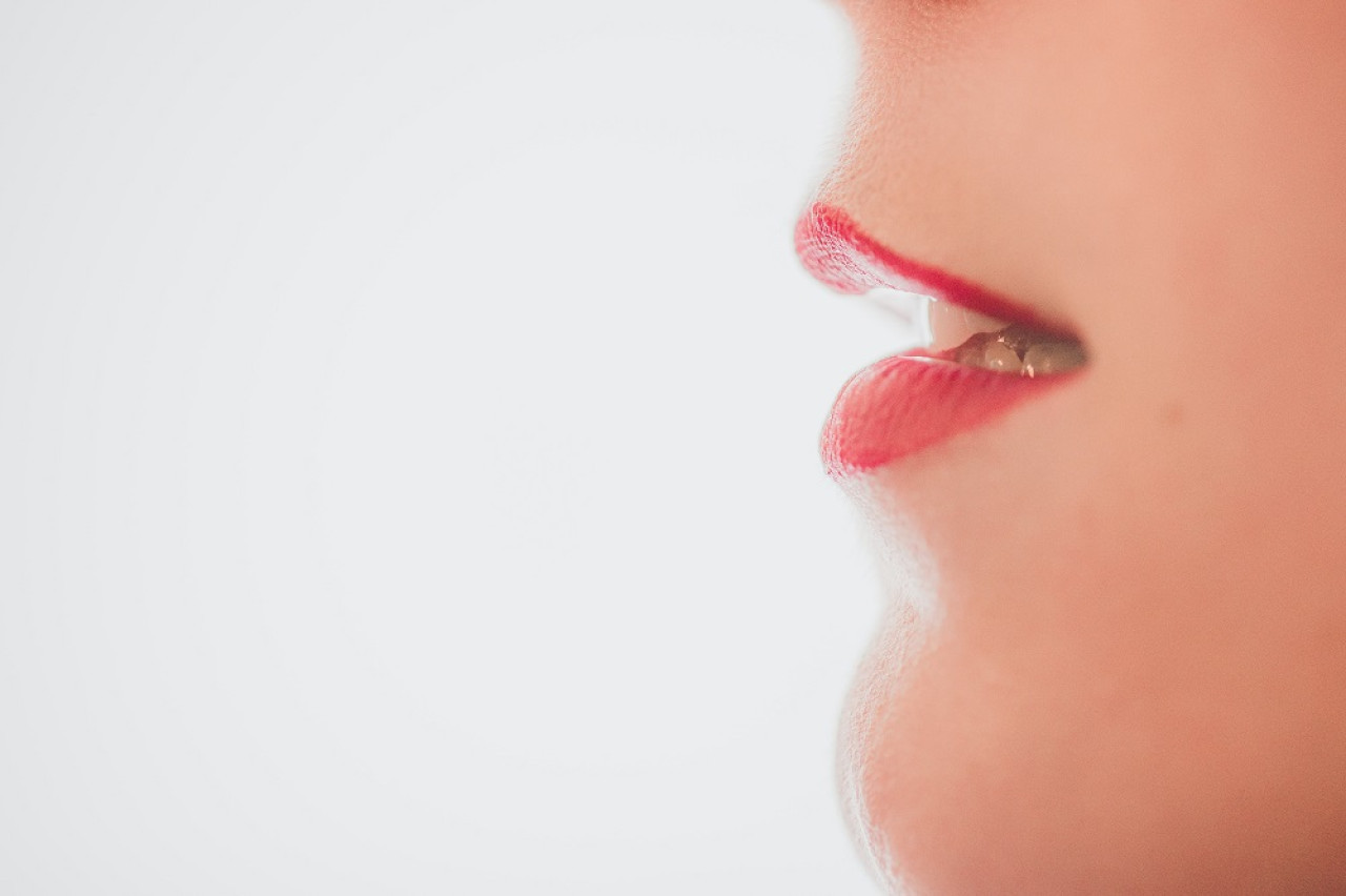 Cuando el hábito de morderse los labios pasa a ser un trastorno nervioso se le denomina “dermatofagia”. Foto: Unsplash.