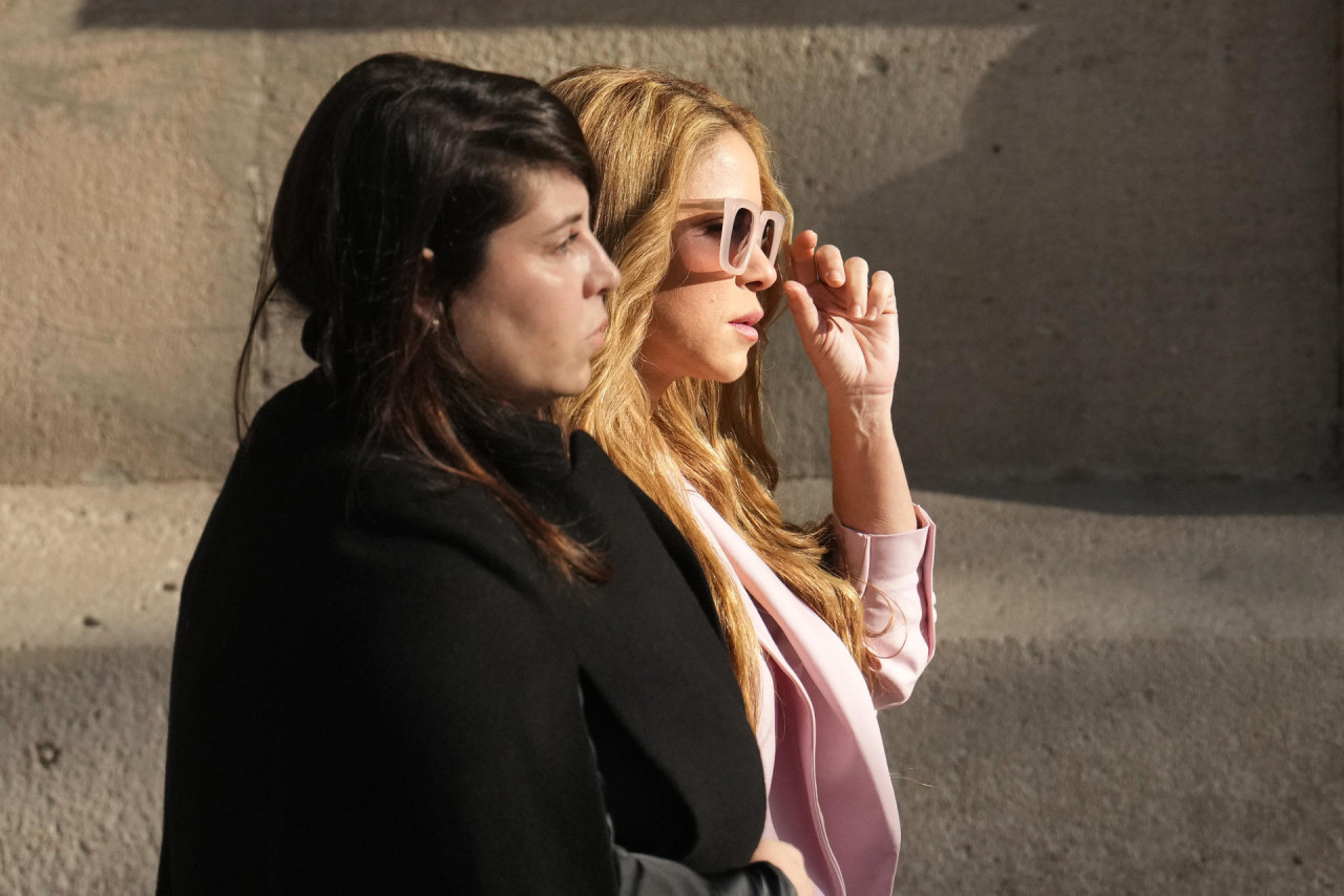 Shakira a la salida de la Audiencia de Barcelona. Foto: EFE.