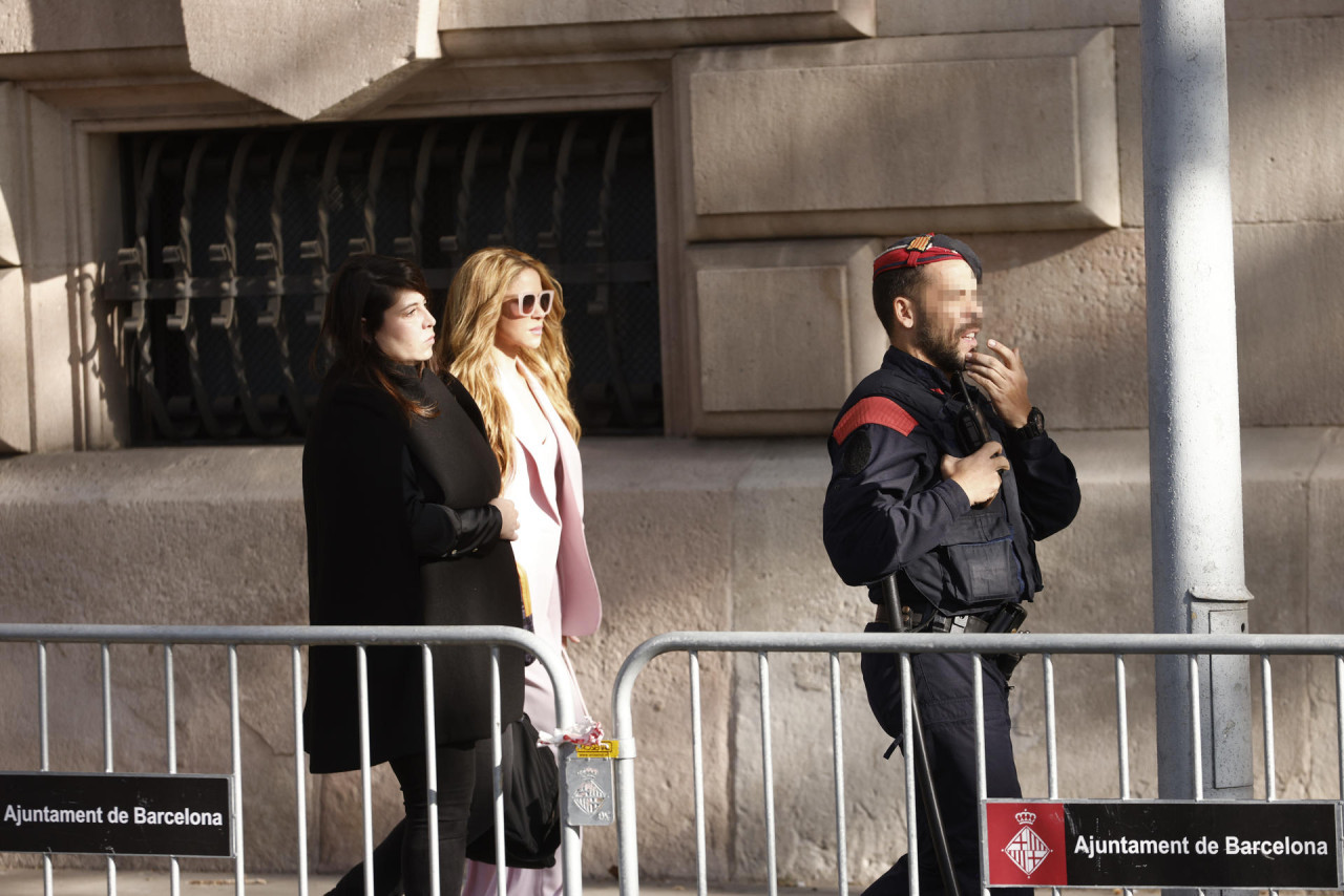 Shakira a la salida de la Audiencia de Barcelona. Foto: EFE.