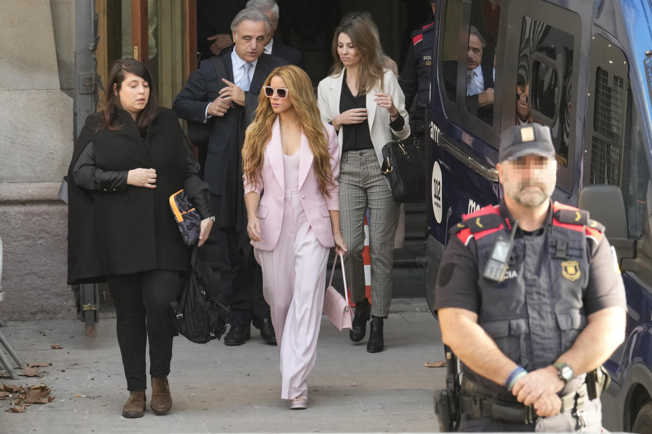 Shakira a la salida de la Audiencia de Barcelona. Foto: EFE.