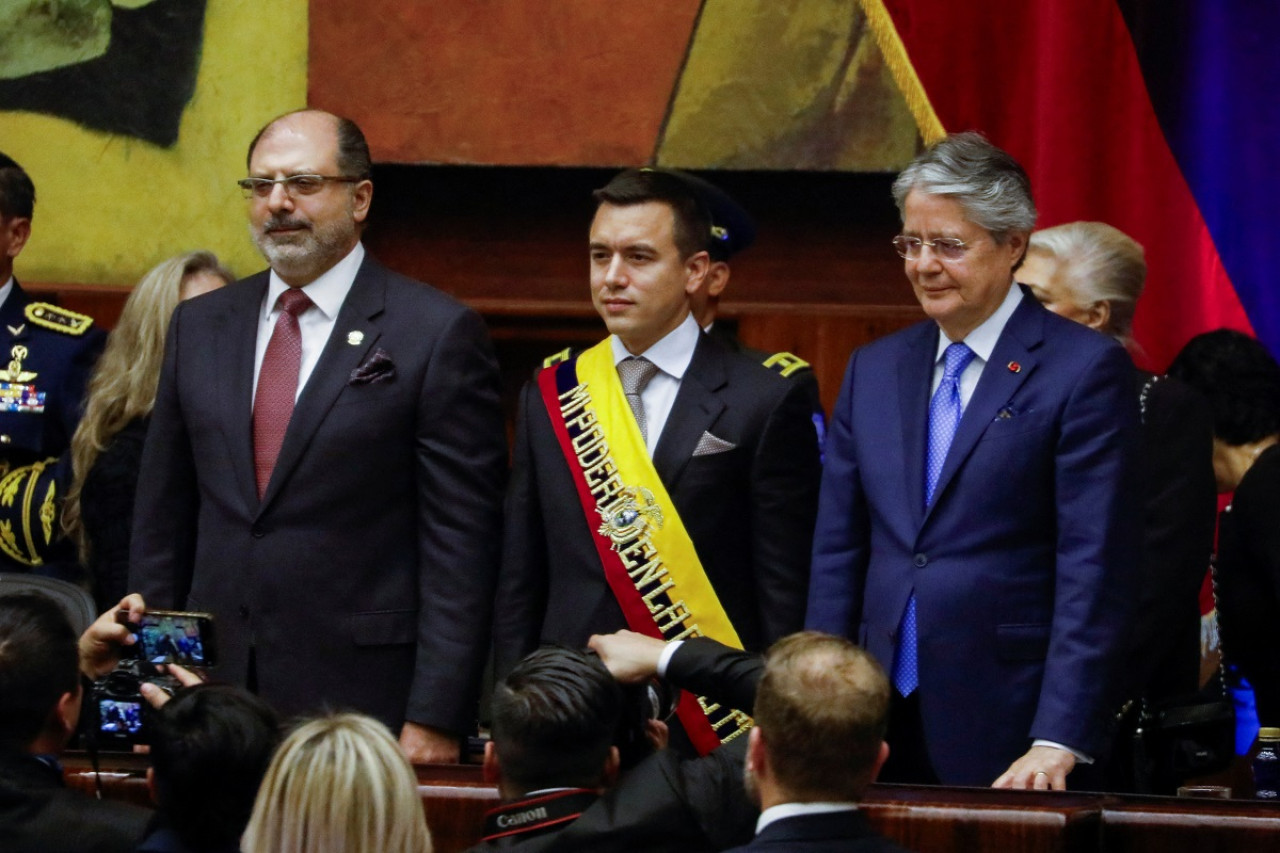 El acto de la asunción de Daniel Noboa junto a Guillermo Lasso. Foto: Reuters.