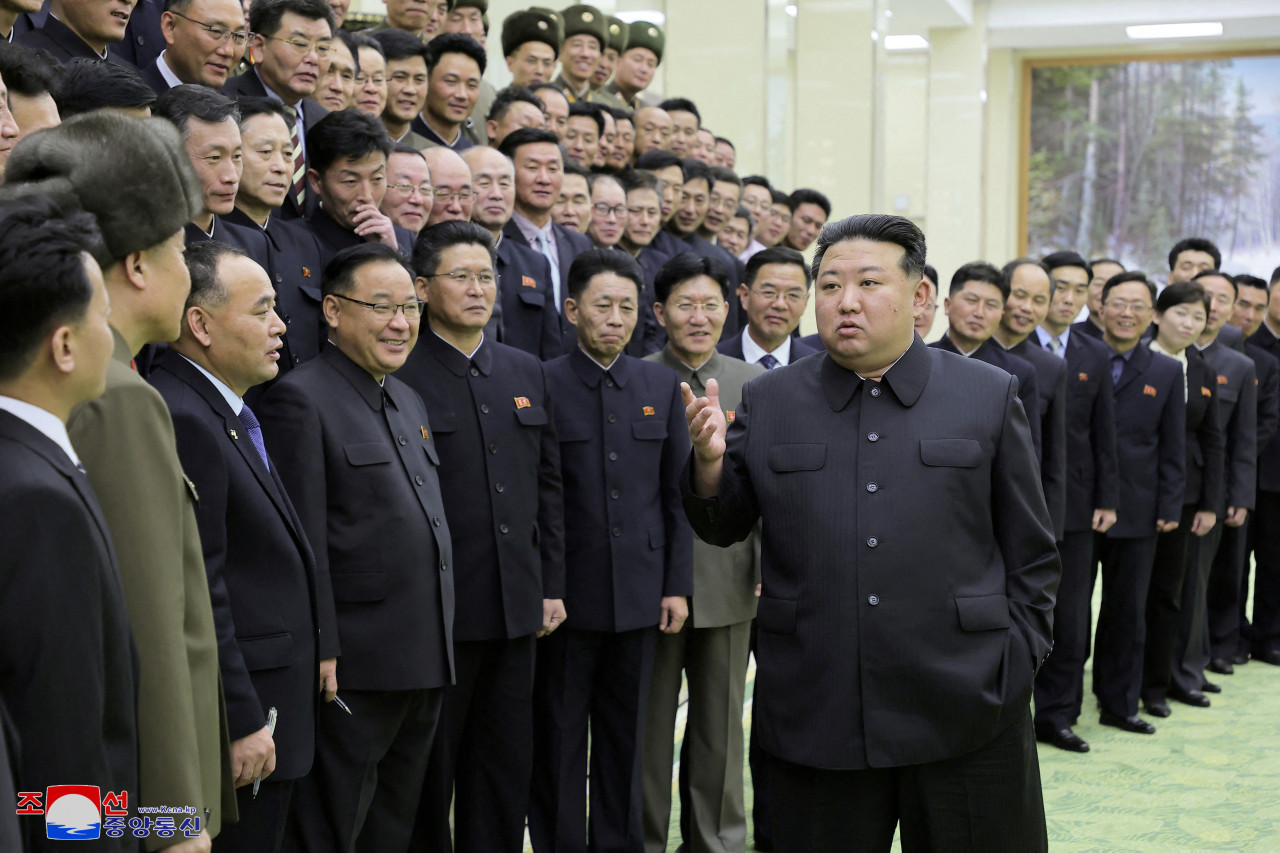 Kim Jong-Un visitó científicos que trabajaron en el satélite espía. Foto: Reuters.