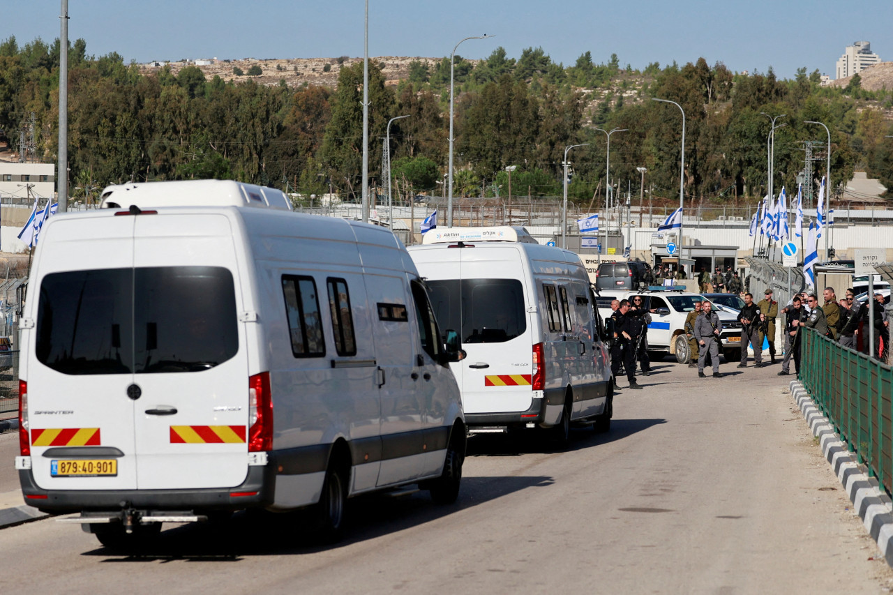 Detenidos palestinos que serán liberados por el acuerdo con Israel. Foto: REUTERS.