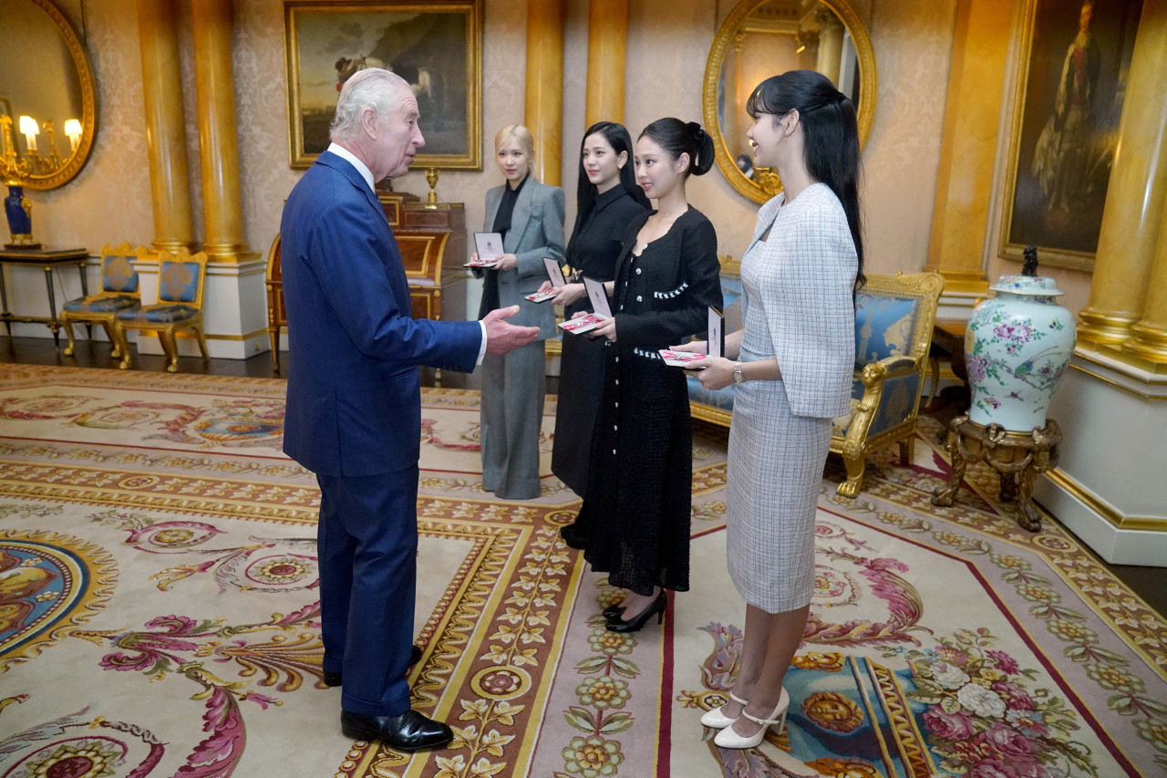 Carlos III recibió a Blackpink en el Palacio de Buckingham. Foto: Reuters