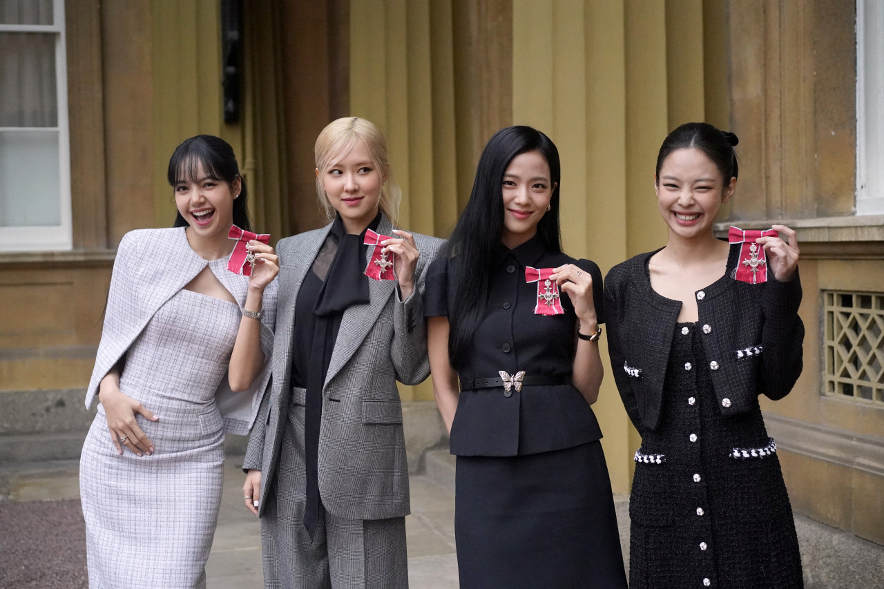 Carlos III recibió a Blackpink en el Palacio de Buckingham. Foto: Reuters