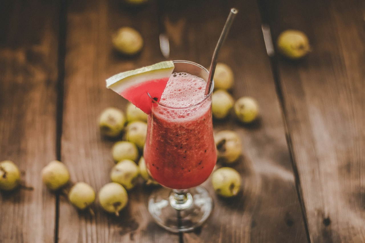 El jugo de sandía tiene un gran valor nutricional. Foto: Unsplash.