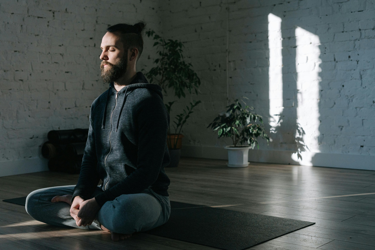 Hombre meditando. Pexels