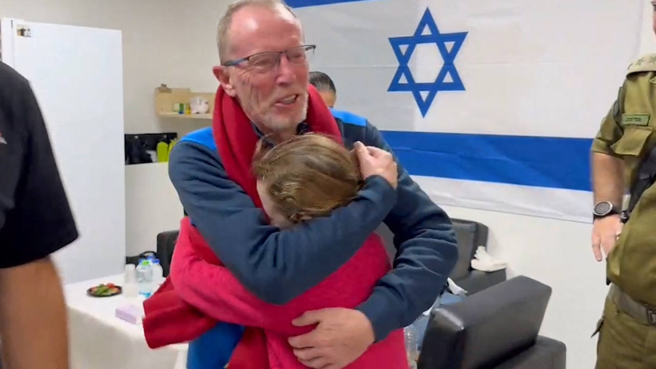 El reencuentro de Emily Hand, israelí-irlandesa secuestrada por Hamás, y su padre. Foto: Reuters