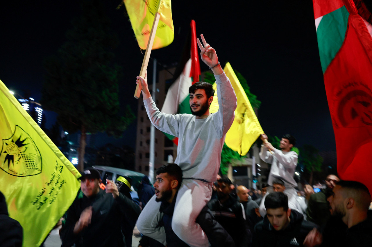 Una multitud recibió a los presos palestinos liberados por Israel. Foto: Reuters