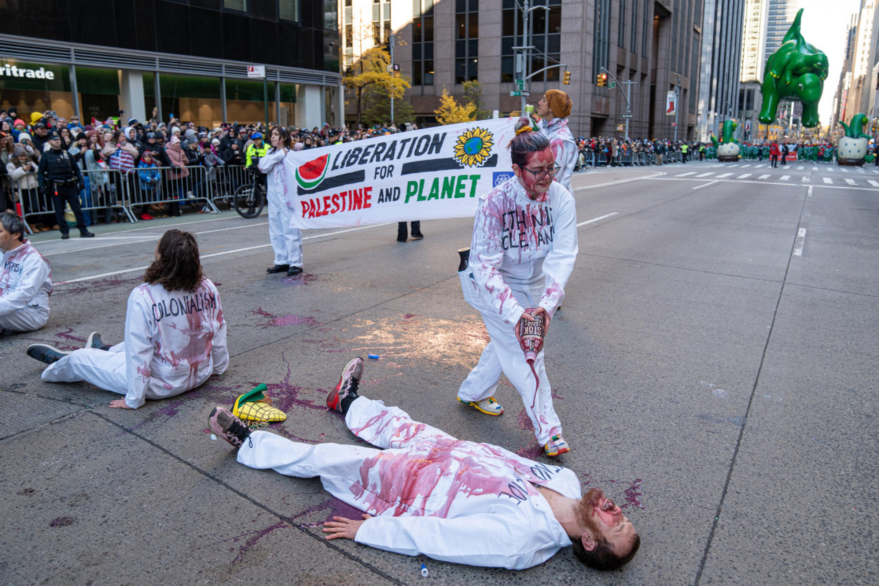 Un grupo de manifestantes se coló este jueves en el famoso desfile de Acción de Gracias en Nueva York y lo interrumpió durante unos minutos con una pancarta que instaba a 