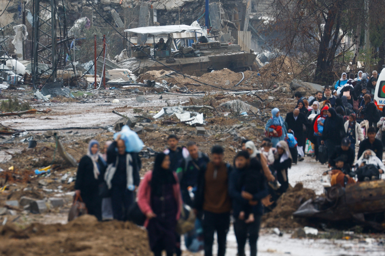 Los palestinos huyen del norte de Gaza y se trasladan al sur de la guerra , cerca de la ciudad de Gaza. Reuters