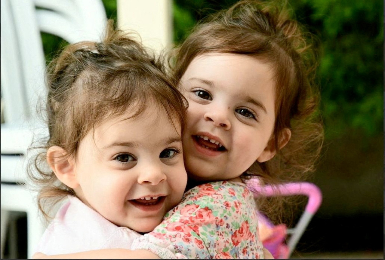 Emma y Yuli Aloni Cunio, las niñas israelíes de nacionalidad argentina liberadas por Hamás. Foto: Reuters.