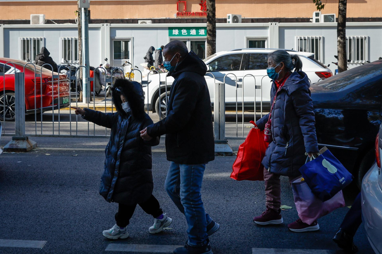 Personas caminando en el hospital de Beijing, China. Reuters