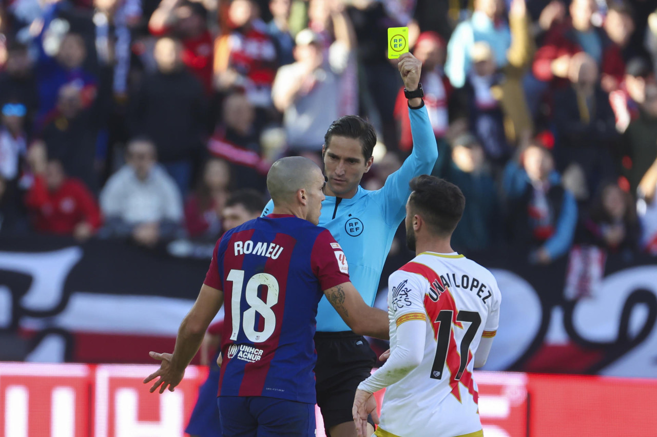 Las tarjetas amarillas podrían ser evaluadas por el VAR. Foto: EFE