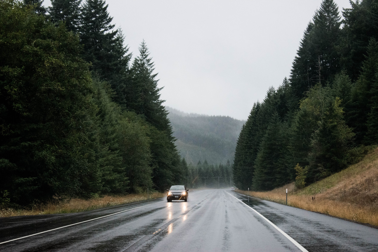 Dejar más distancia de frenado con el auto que está adelante . Foto: Unsplash