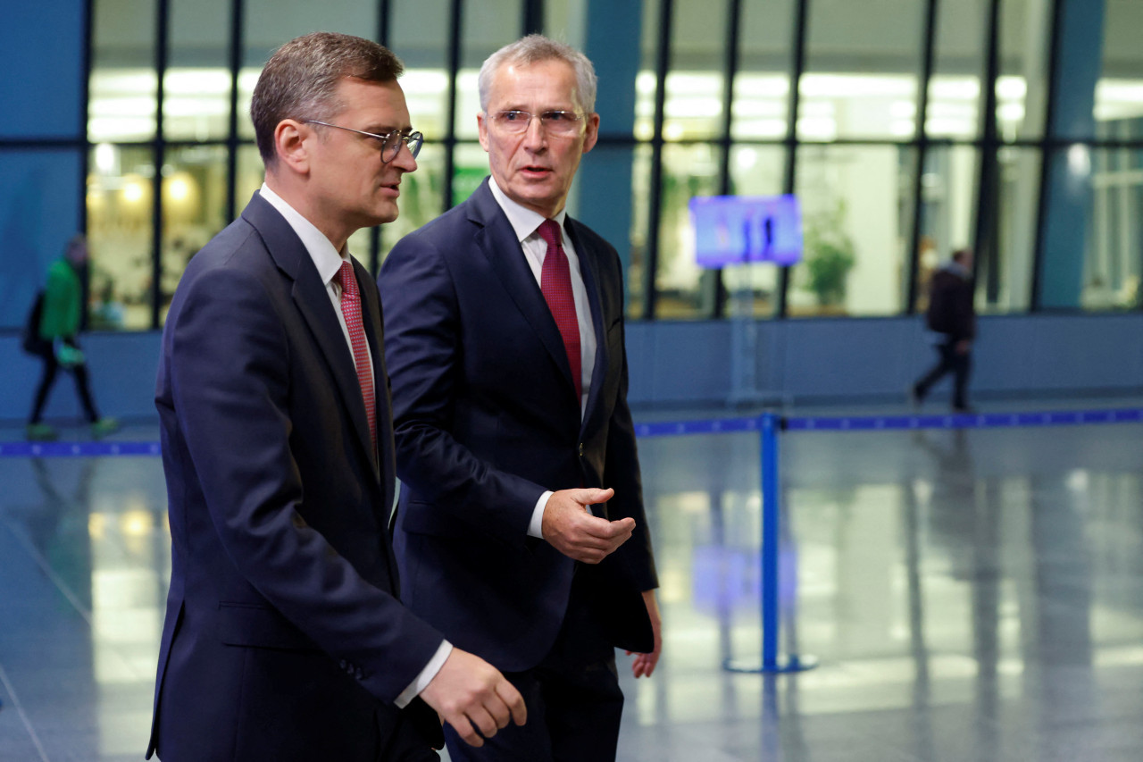 Kuleba y Stoltenberg. Foto: Reuters.