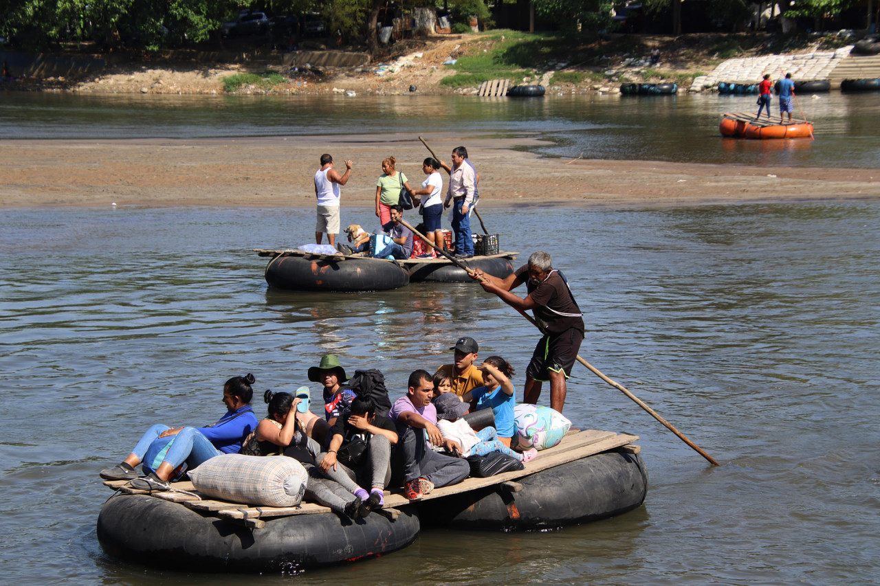 Cientos de migrantes quedan varados con temperaturas bajo cero en el río Bravo entre México y los Estados Unidos