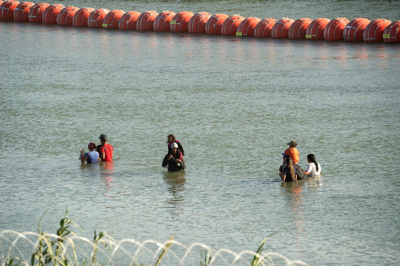 Las boyas en Río Grande, la frontera sur entre Estados Unidos y México. Foto: Reuters.