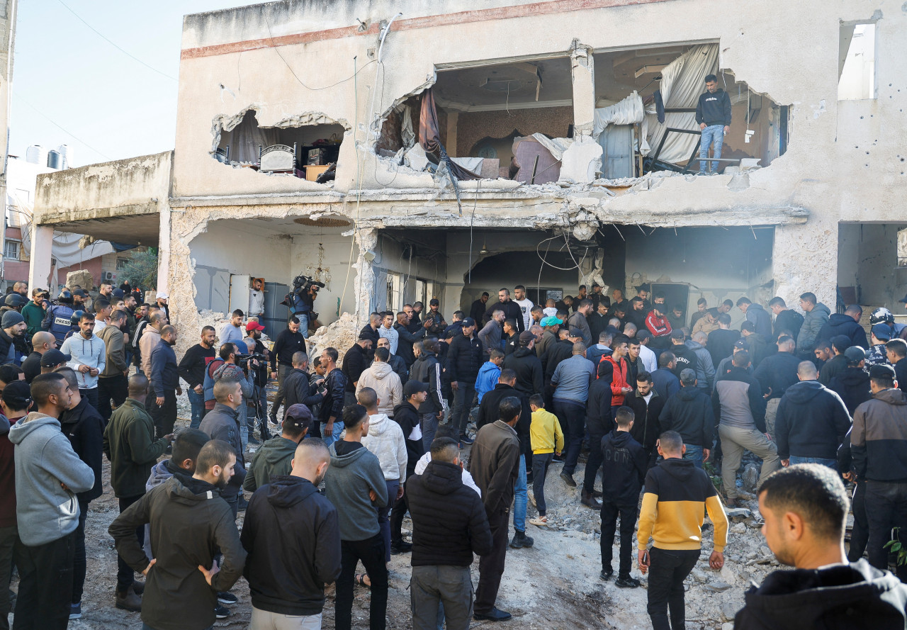 Palestinos observan la destrucción a campo de refugiados Yunis en Cisjordania, tras redada israelí. Foto: Reuters.