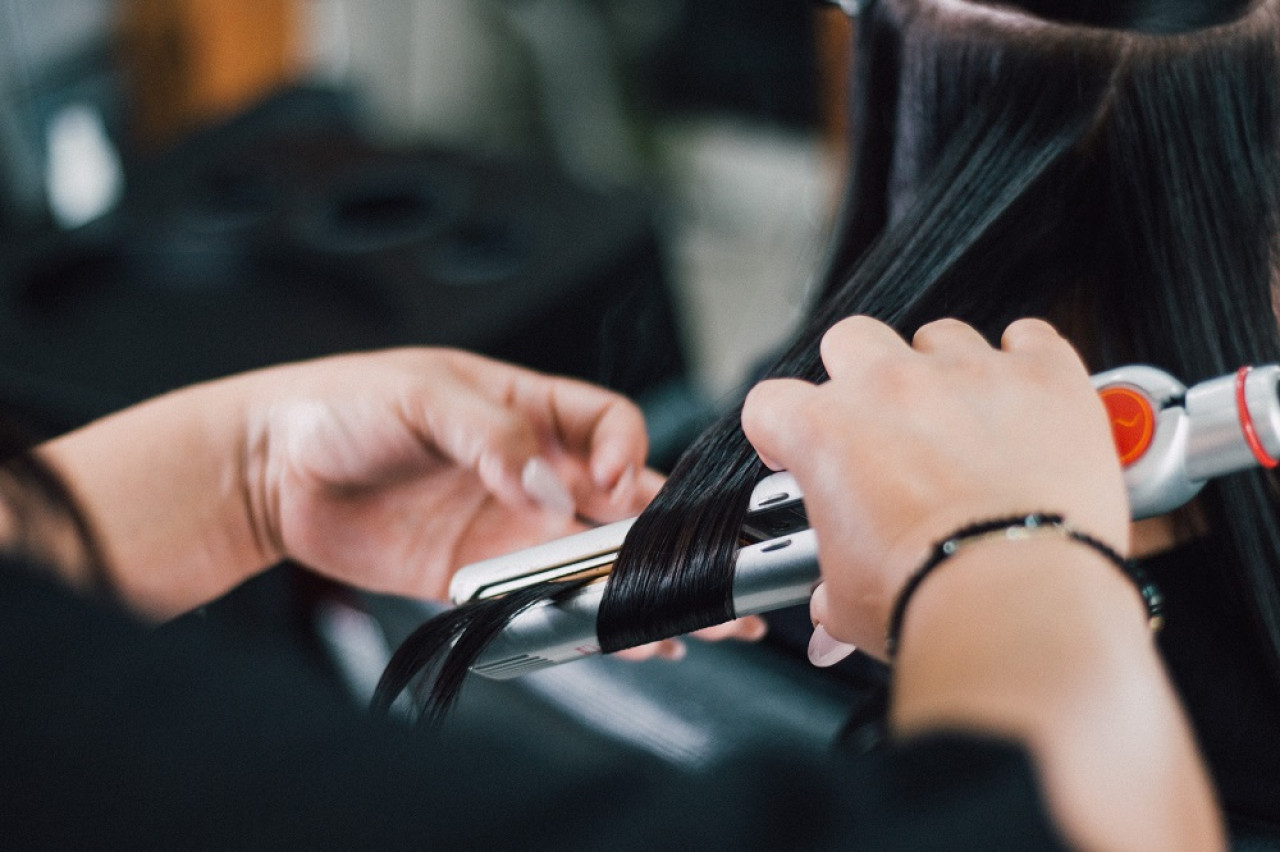 Los riesgos de las rutinas de cuidado del cabello. Foto: Unsplash.