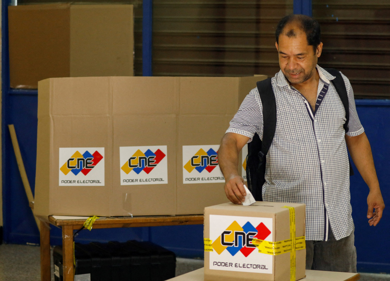 Un ciudadano ejerce su derecho al voto. Foto: Reuters