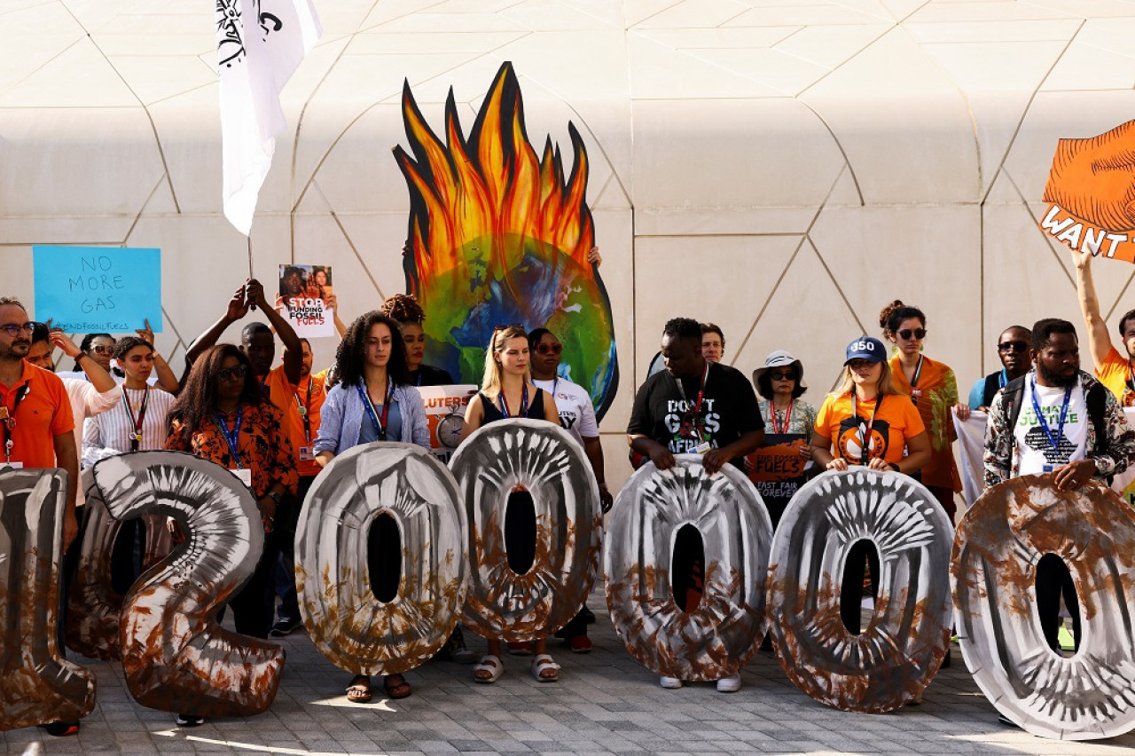 Activistas climáticos protestan contra los emisores de combustibles fósiles durante la COP28. Foto: Reuters.