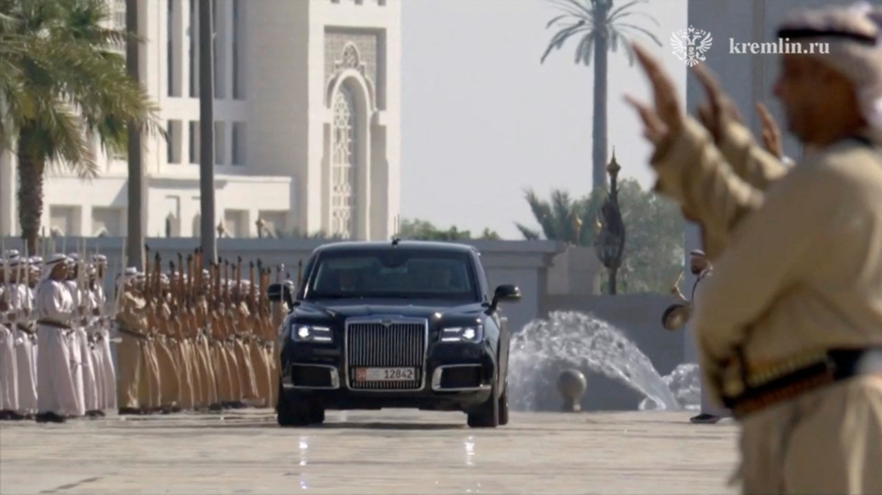 Los Emiratos Árabes Unidos dan la bienvenida al presidente ruso con un desfile aéreo, una caballería de camellos y un saludo con armas de fuego. Reuters