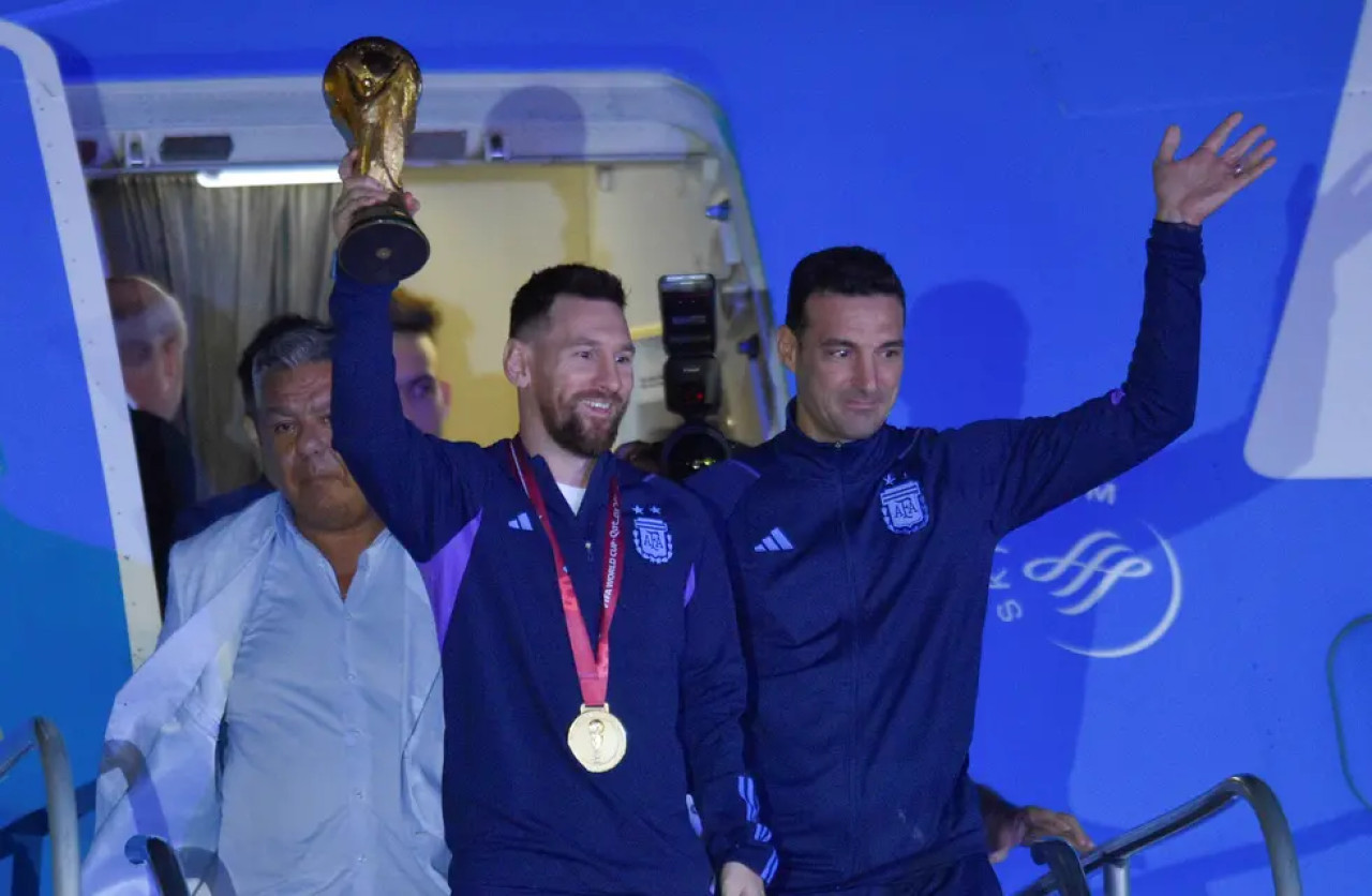 Lionel Scaloni y Chiqui Tapia. Foto: EFE