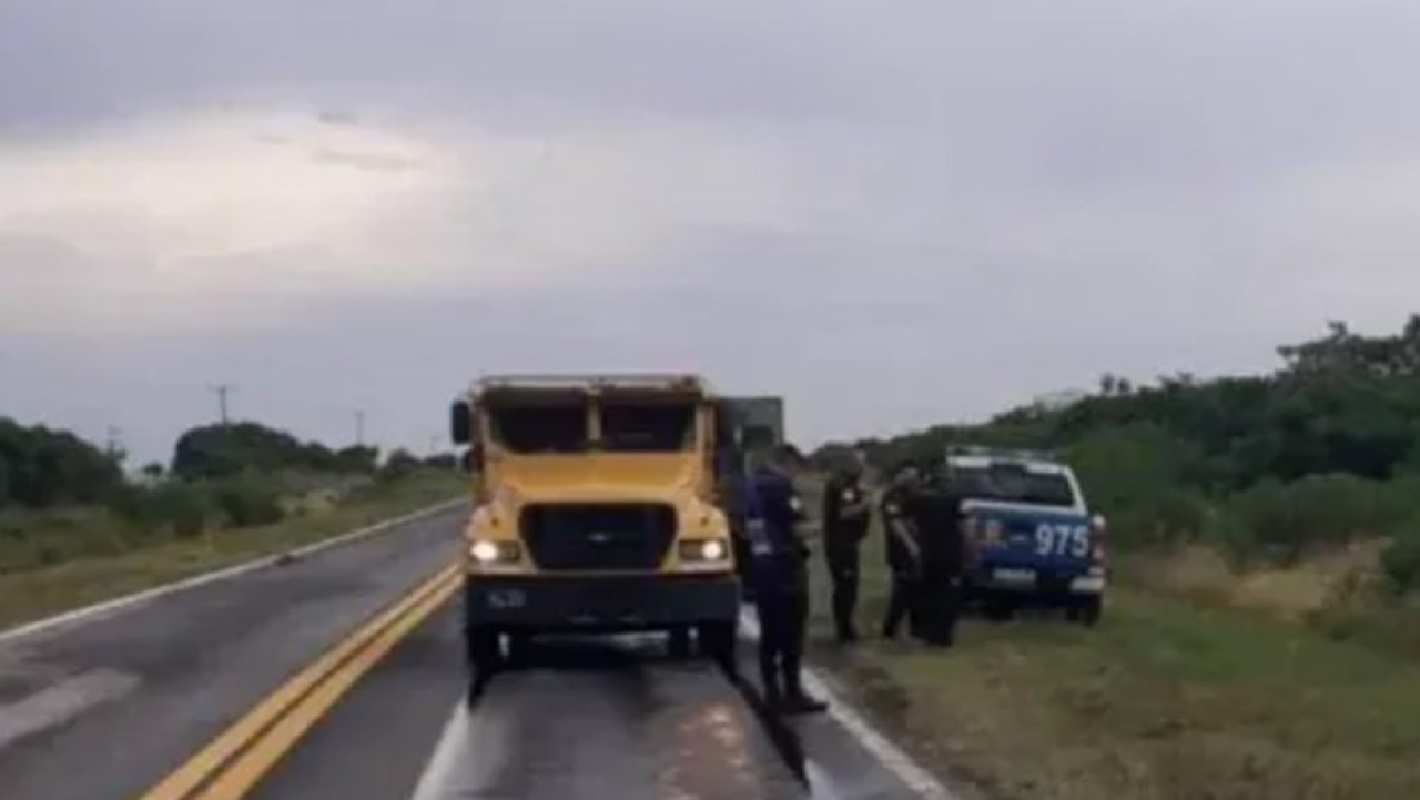 Insólita lluvia de billetes en la Ruta Nacional 12. Foto: Twitter.