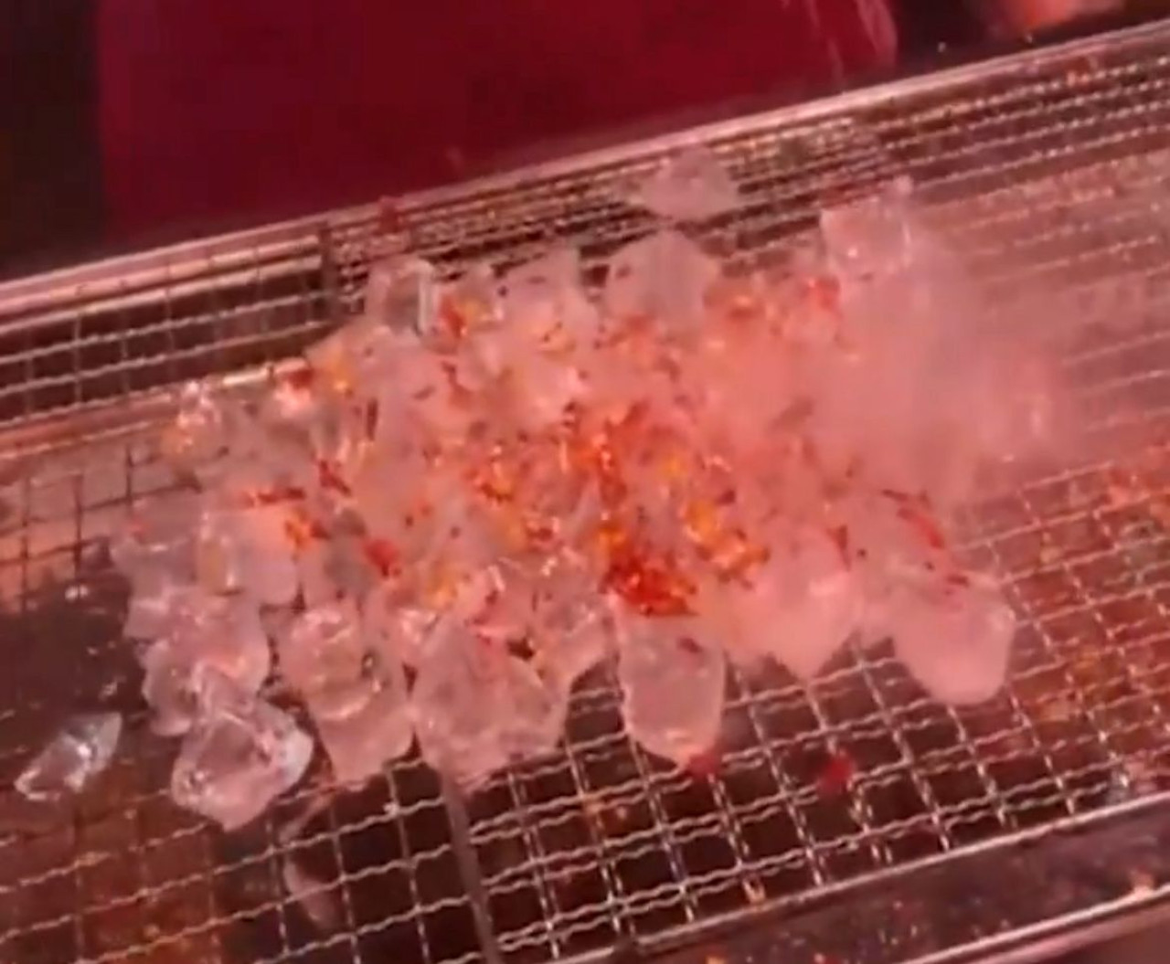 Hielo a la parrilla en China. Foto: captura video