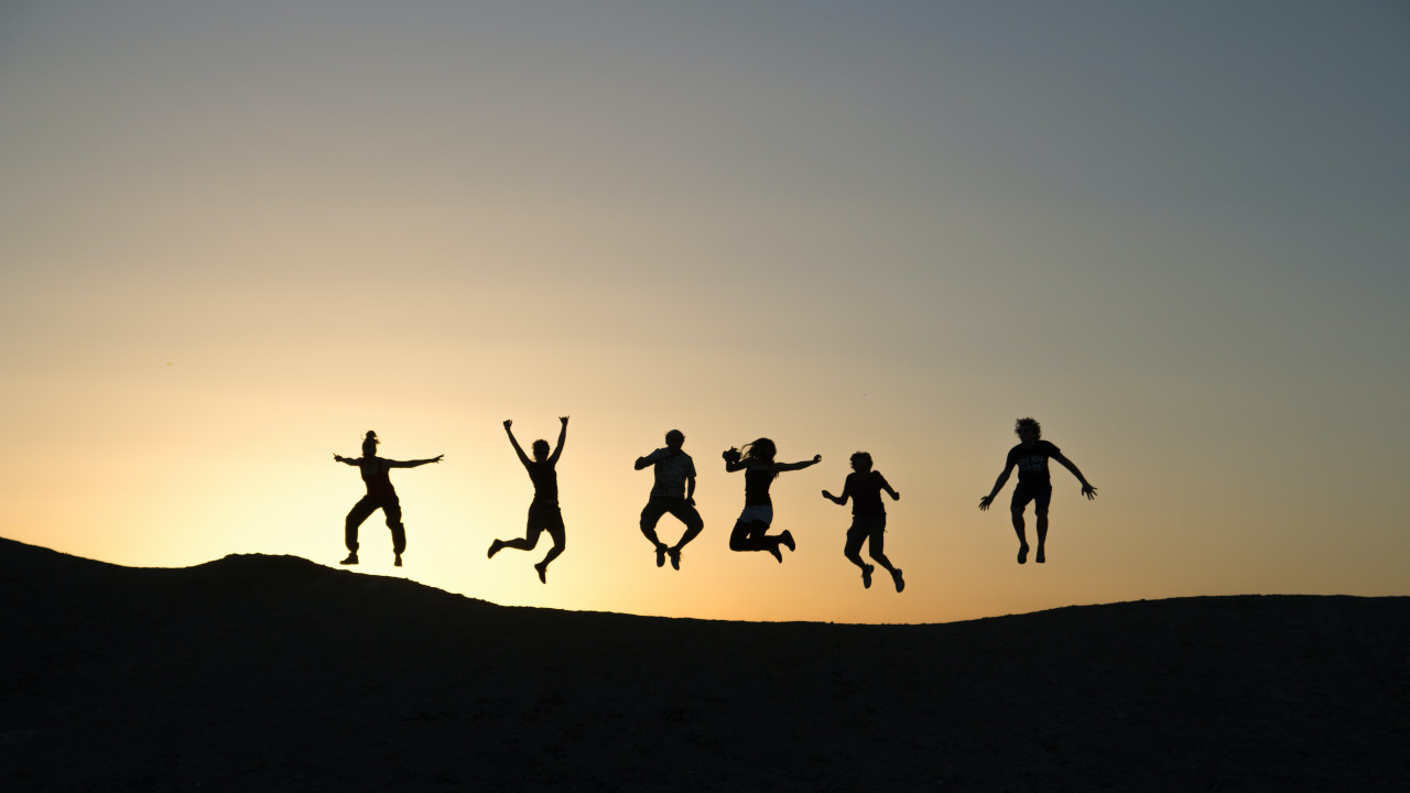 Personas felices. Foto: Unsplash.