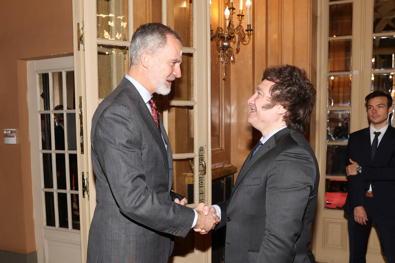 El saludo entre Javier Milei y el rey de España Felipe VI. Foto: NA.