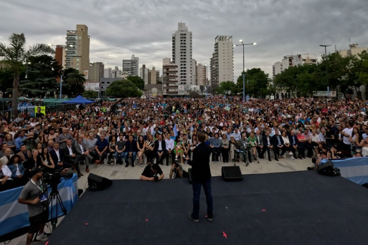 Asunción de Federico Otermin como intendente de Lomas en la Plaza Grigera. Foto: Instagram/federico.otermin