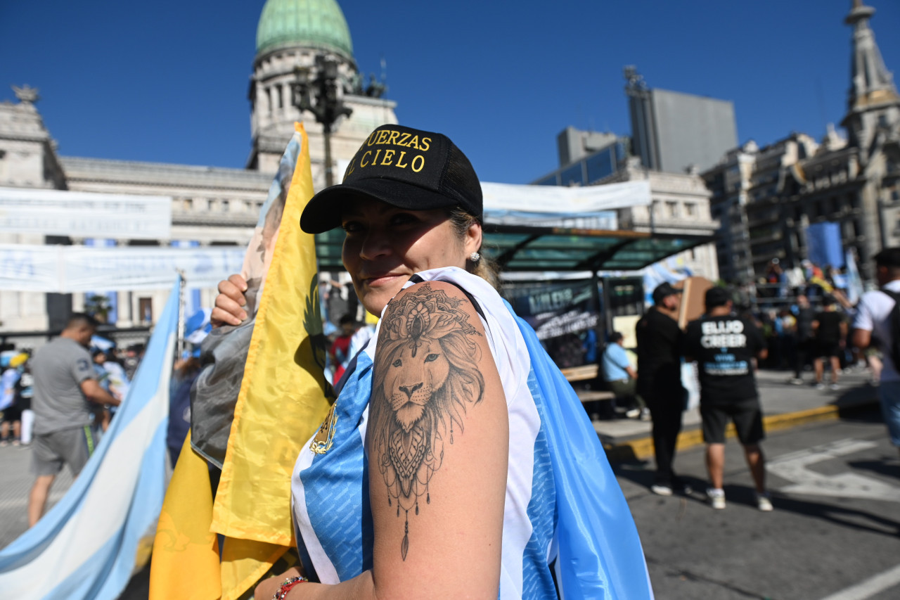 Simpatizantes de Javier Milei en Plaza Congreso. Foto: Télam.