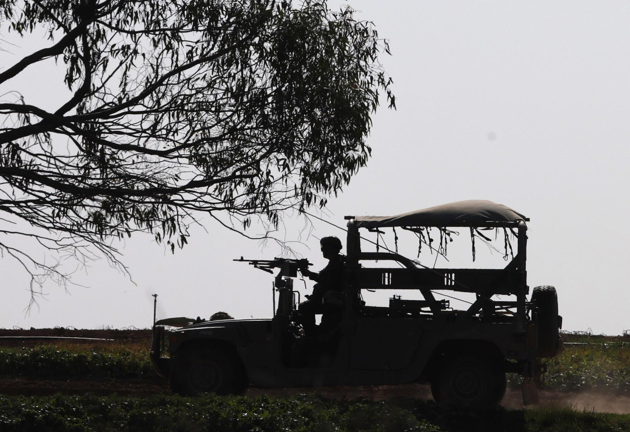 Soldados israelíes se encuentran en un puesto de avanzada cerca de la frontera con la Franja de Gaza en un lugar no revelado en el sur de Israel. EFE