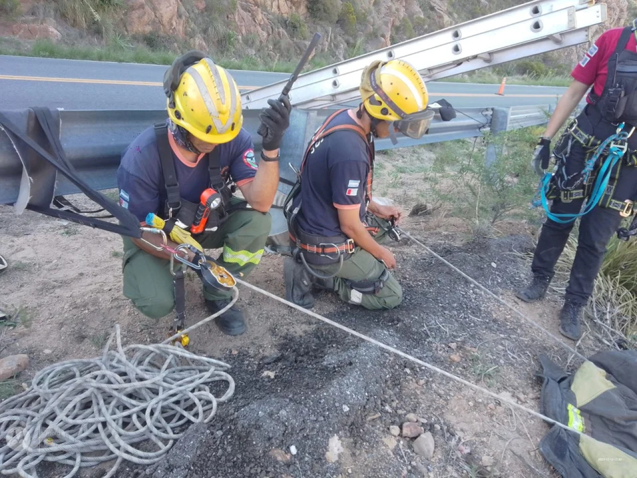 Momento del rescate del cuerpo. Foto: gentileza Policía de Córdoba