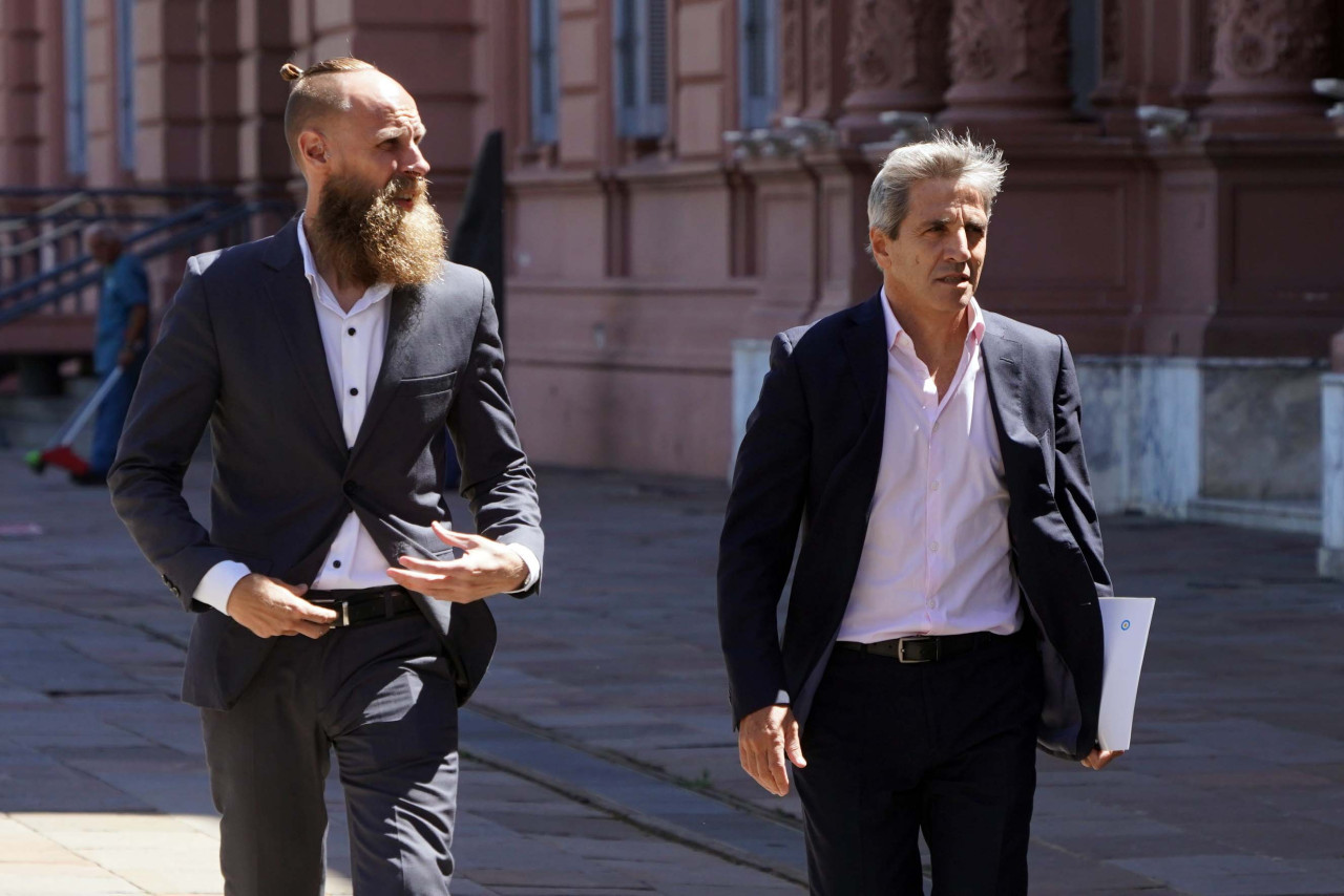 Luis Caputo abandona la reunión de ministros. Foto: Télam