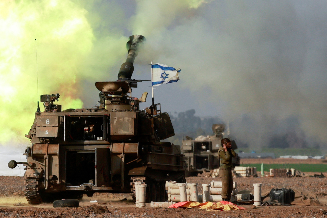 Una unidad de artillería israelí opera cerca de la frontera con Gaza . Reuters