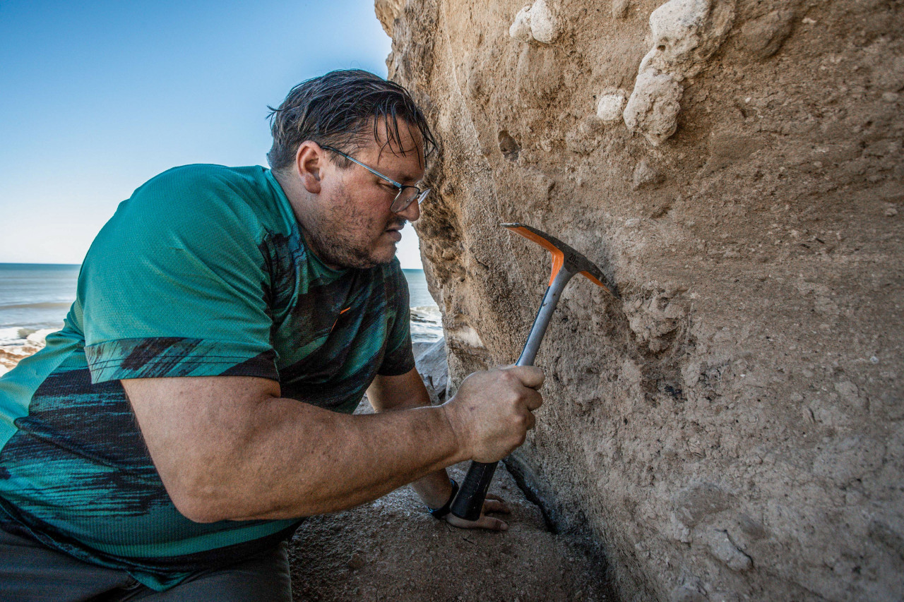 El equipo de Paleontología del Museo Lorenzo Scaglia  trabajando en el lugar. Foto: Télam