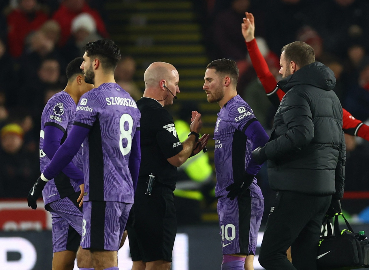 Alexis Mac Allister fue reemplazado tras el golpe sufrido contra Sheffield United. Foto: Reuters.