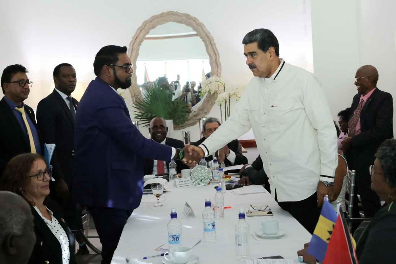 El saludo entre Irfaan Ali y Nicolás Maduro. Foto: Reuters.